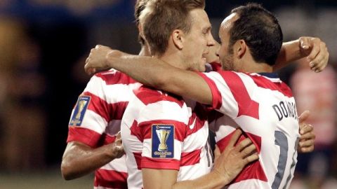Landon Donovan celebra su gol con Stuart Holden, en el triunfo 6-1 de EEUU sobre Belice, en la Copa Oro