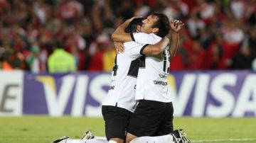 El jugador Herminio Miranda (d) de Olimpia de Paraguay celebra junto a un compañero tras la victoria de su equipo ante el colombiano Independiente Santa Fe