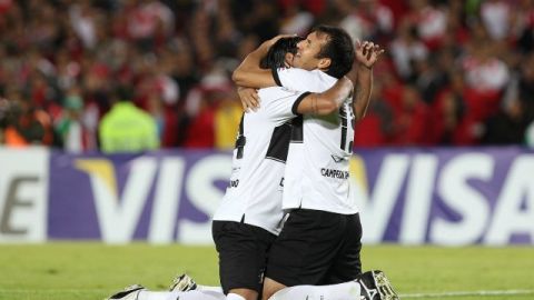 El jugador Herminio Miranda (d) de Olimpia de Paraguay celebra junto a un compañero tras la victoria de su equipo ante el colombiano Independiente Santa Fe