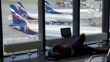 Un pasajero descansa en el aeropuerto de Sheremetyevo, a las afueras de Moscú, Rusia. Se cree que Edward Snowden podría estar en la zona de tránsito del aeropuerto desde el 23 de junio.