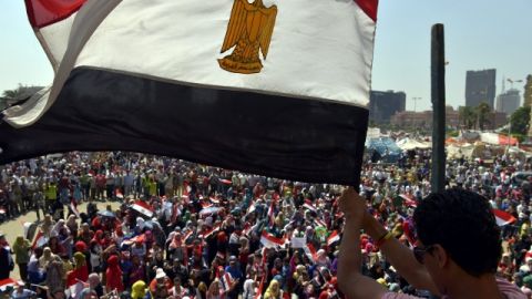Un manifestante egipcio ondea una bandera nacional durante una concentración en la plaza Tahrir, de El Cairo, Egipto.