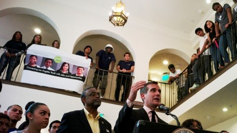 El alcalde de Los Ángeles  Eric Garcetti, en momentos en que anuncia  el comienzo del programa 'Empleos de verano para jóvenes 2013', que cuenta con la colaboración  de empresas privadas.