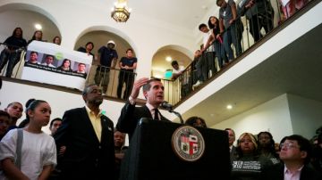 El alcalde de Los Ángeles  Eric Garcetti, en momentos en que anuncia  el comienzo del programa 'Empleos de verano para jóvenes 2013', que cuenta con la colaboración  de empresas privadas.