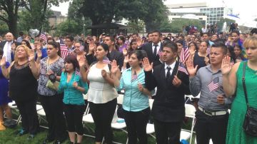 Los “dreamers” realizaron una ceremonia simbólica de ciudadanía en las cercanías del Capitolio en Washington.