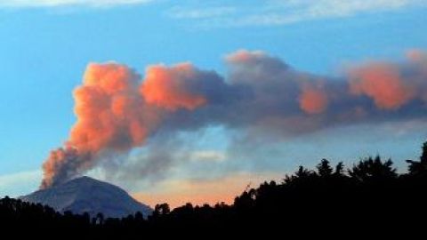 El volcán mexicano Popocatépetl emitió varias exhalaciones en las últimas horas, y una de ellas alcanzó los dos kilómetros de alto.