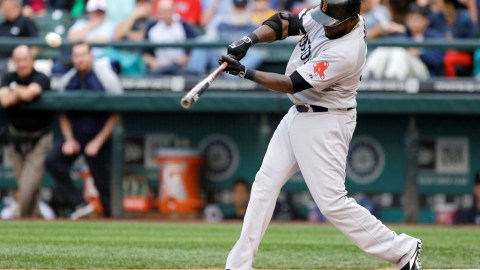 David Ortiz batea doblete en la segunda entrada para superar a Harold Baines.
