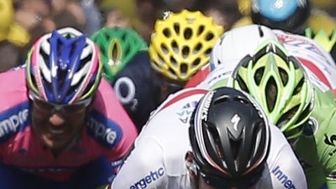 Kittel (casco blanco) superó en el último momento a Cavendish (casco obscuro).