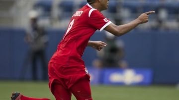 El jugador panameño Gabriel Torres celebra después de anotar un gol de tiro penalti ante Martinica