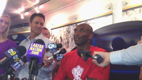Kobe Bryant responde a las preguntas de la prensa, ayer en Santa Bárbara, adonde acudió a dar una clínica a los niños.