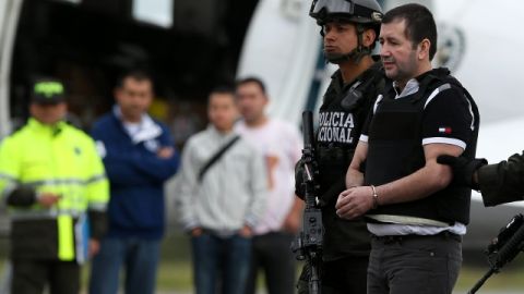 Integrantes de la policía colombiana escoltan a Daniel 'El Loco' Barrera (der.) a EEUU desde Bogotá (Colombia).