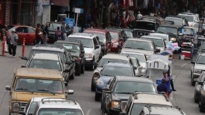 Largas líneas de autos en espera del cruce fronterizo.