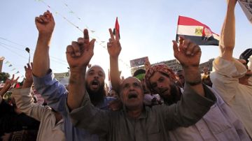 Un grupo de  simpatizantes de los Hermanos Musulmanes participan en un acto de protesta en el exterior de la mezquita de Rabaa al Adawiya en El Cairo.