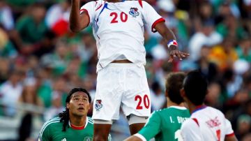 Aníbal Godoy (20) de Panamá, rechaza el balón ante la presencia del mexicano Carlos Peña (6) e Isaac Brizuela, en el cotejo que México perdió 2-1.