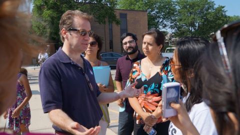 Un grupo habla con el congresista Peter Roskam, en Wheaton el pasado 4 de julio.