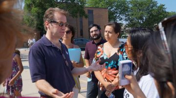 Un grupo habla con el congresista Peter Roskam, en Wheaton el pasado 4 de julio.