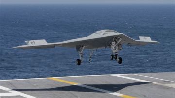 EEUU hace historia al sobrevolar un avión de combate no tripulado sobre un portaaviones.