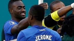 Jean Eudes Maurice, autor de los dos goles, es felicitado por sus compañeros