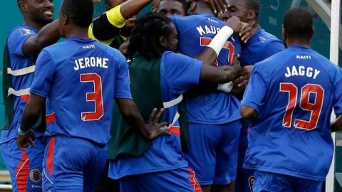 Jean Eudes Maurice, autor de los dos goles, es felicitado por sus compañeros