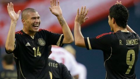 Raúl Alonso Jiménez celebra con Jorge "Chatón" Enríquez su gol