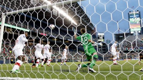 Raúl Alonso Jiménez se encargo de marcar el primer gol en favor de México