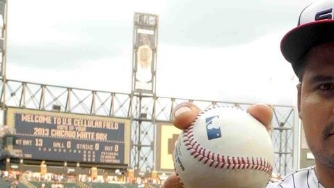 El actor Michael Peña fue invitado a lanzar la primera pelota en el partido de los Cachorros contra los Medias Blancas en el U.S. Cellular Field durante su visita promocional a Chicago.