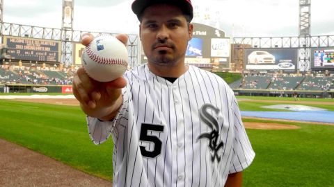 El actor Michael Peña fue invitado a lanzar la primera pelota en el partido de los Cachorros contra los Medias Blancas en el U.S. Cellular Field durante su visita promocional a Chicago.