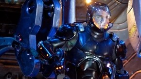Charlie Hunnam (izq.) y Rinko Kikuchi en una escena de 'Pacific Rim', que se estrena mañana.