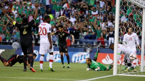 Raúl Jiménez yace en el césped luego de anotar de palomita el primer gol de México en el Century Link Field en Seattle.