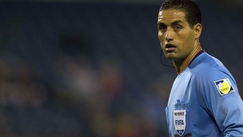 Roberto García, árbitro mexicano con gafete FIFA.
