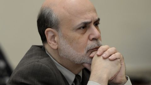 MHR05 WASHINGTON (EE.UU.), 02/07/2013.- El presidente de la Reserva Federal estadounidense (Fed), Ben Bernanke, asiste a una reunión de gobernadores de la Fed en el edificio Marriner S. Eccles en Washington DC, Estados Unidos, hoy, martes 2 de julio de 2013. EFE/Michael Reynolds