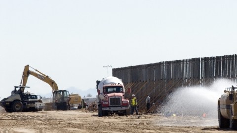 Republicanos insisten en vincular el sellamiento de la frontera y la construcción de más muro con la reforma de inmigración.