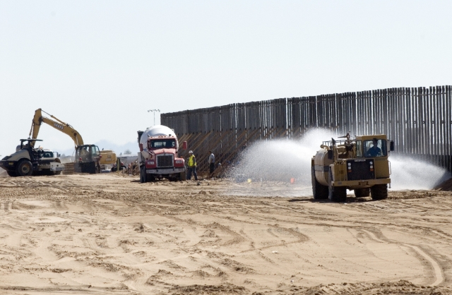 Republicanos insisten en vincular el sellamiento de la frontera y la construcción de más muro con la reforma de inmigración. 