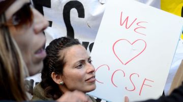 "Amamos a CCSF", en la protesta frente al Departamento de Educación en San Francisco.