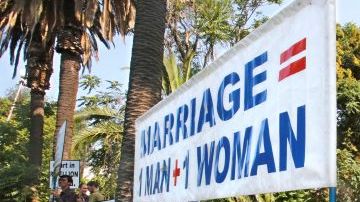 Manifestantes que se oponen al matrimonio entre personas del mismo sexo, fuera de la oficina del Registrador del Condado de Sacramento, el pasado 1 de julio 2013, en Sacramento, California.