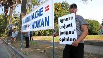 Manifestantes que se oponen al matrimonio entre personas del mismo sexo, fuera de la oficina del Registrador del Condado de Sacramento, el pasado 1 de julio 2013, en Sacramento, California.