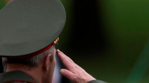 El presidente ruso Vladimir Putin (en la foto) dijo que Snowden tendrá que dejar de filtrar secretos de Estados Unidos si quiere obtener asilo en el país.
