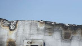 Los restos del vuelo 214 de Asiana, que se estrelló el pasado 6 de julio de 2013, en el Aeropuerto Internacional de San Francisco, en San Francisco, continúan en la pista mientras se investiga el accidente.