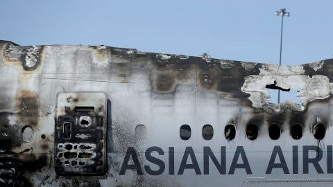 Los restos del vuelo 214 de Asiana, que se estrelló el pasado 6 de julio de 2013, en el Aeropuerto Internacional de San Francisco, en San Francisco, continúan en la pista mientras se investiga el accidente.