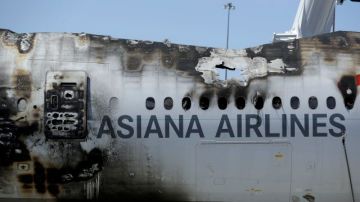Los restos del vuelo 214 de Asiana, que se estrelló el pasado 6 de julio de 2013, en el Aeropuerto Internacional de San Francisco, en San Francisco, continúan en la pista mientras se investiga el accidente.
