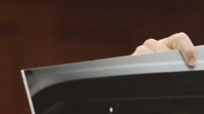 Mark O'Mara, abogado de George Zimmerman, muestra una foto del acusado con el rostro golpeado -alegadamente- por el fenecido Trayvon Martin.