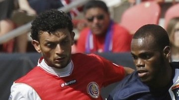Michael Barrantes, de Costa Rica, disputa el esférico con Deon McCaulay, de Belice