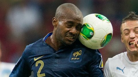 Dimitri Foulquier,, de Francia, y Nicolás López, de Uruguay, disputan el esférico