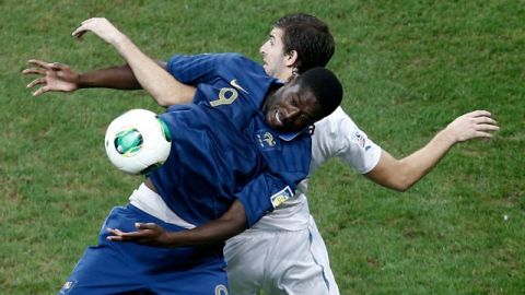 Yaya Sanogo y Gastón Silva disputan el esférico