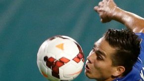 Rodolfo Zelaya Garcia, de El Salvador, disputa el esférico con Jose Velasquez Colon, de Honduras