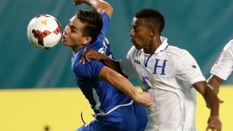 Rodolfo Zelaya Garcia, de El Salvador, disputa el esférico con Jose Velasquez Colon, de Honduras