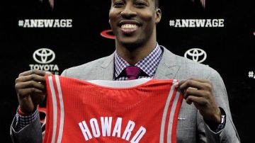 Dwight Howard con la camiseta de su nuevo equipo de la NBA, los Rockets de Houston.