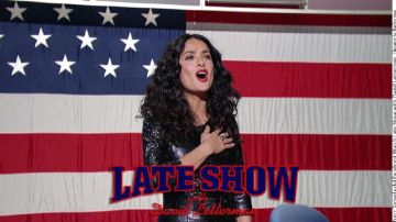 Salma Hayek entonó 'The Star Spangled Banner' en 'The Late Show with David Letterman'.