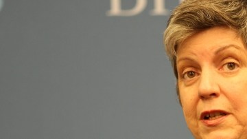 SHM05. BOGOTÁ (COLOMBIA), 12/07/2013.- Fotografía de archivo donde se ve la secretaria de Seguridad Nacional, Janet Napolitano durante una disertación en el Instituto Brookings el 26 de febrero 2013 en Washington (EE.UU.). Janet Napolitano anunció hoy, viernes 12 de julio de 2013, su renuncia al cargo de secretaria de Seguridad Nacional de Estados Unidos, que ocupaba desde 2009, tras haber sido elegida para ocupar la presidencia del Sistema Universitario de California. Exgobernadora del estado de Arizona, Napolitano fue la primera mujer en hacerse cargo del departamento de Seguridad Nacional de Estados Unidos. EFE/Jorge A. Bañales