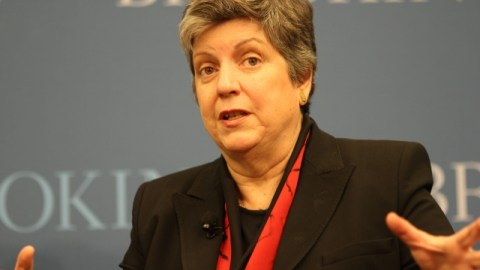 SHM05. BOGOTÁ (COLOMBIA), 12/07/2013.- Fotografía de archivo donde se ve la secretaria de Seguridad Nacional, Janet Napolitano durante una disertación en el Instituto Brookings el 26 de febrero 2013 en Washington (EE.UU.). Janet Napolitano anunció hoy, viernes 12 de julio de 2013, su renuncia al cargo de secretaria de Seguridad Nacional de Estados Unidos, que ocupaba desde 2009, tras haber sido elegida para ocupar la presidencia del Sistema Universitario de California. Exgobernadora del estado de Arizona, Napolitano fue la primera mujer en hacerse cargo del departamento de Seguridad Nacional de Estados Unidos. EFE/Jorge A. Bañales