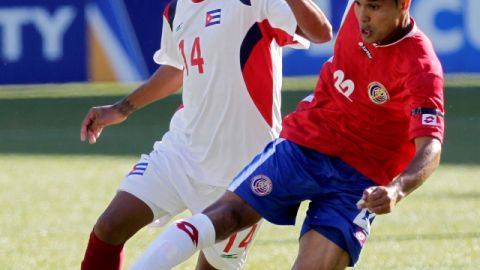 Jairo Arrieta (der.) volverá a estar hoy en la ofensiva de Costa Rica junto a Álvaro Saborio,  frente a la modesta selección de Belice.